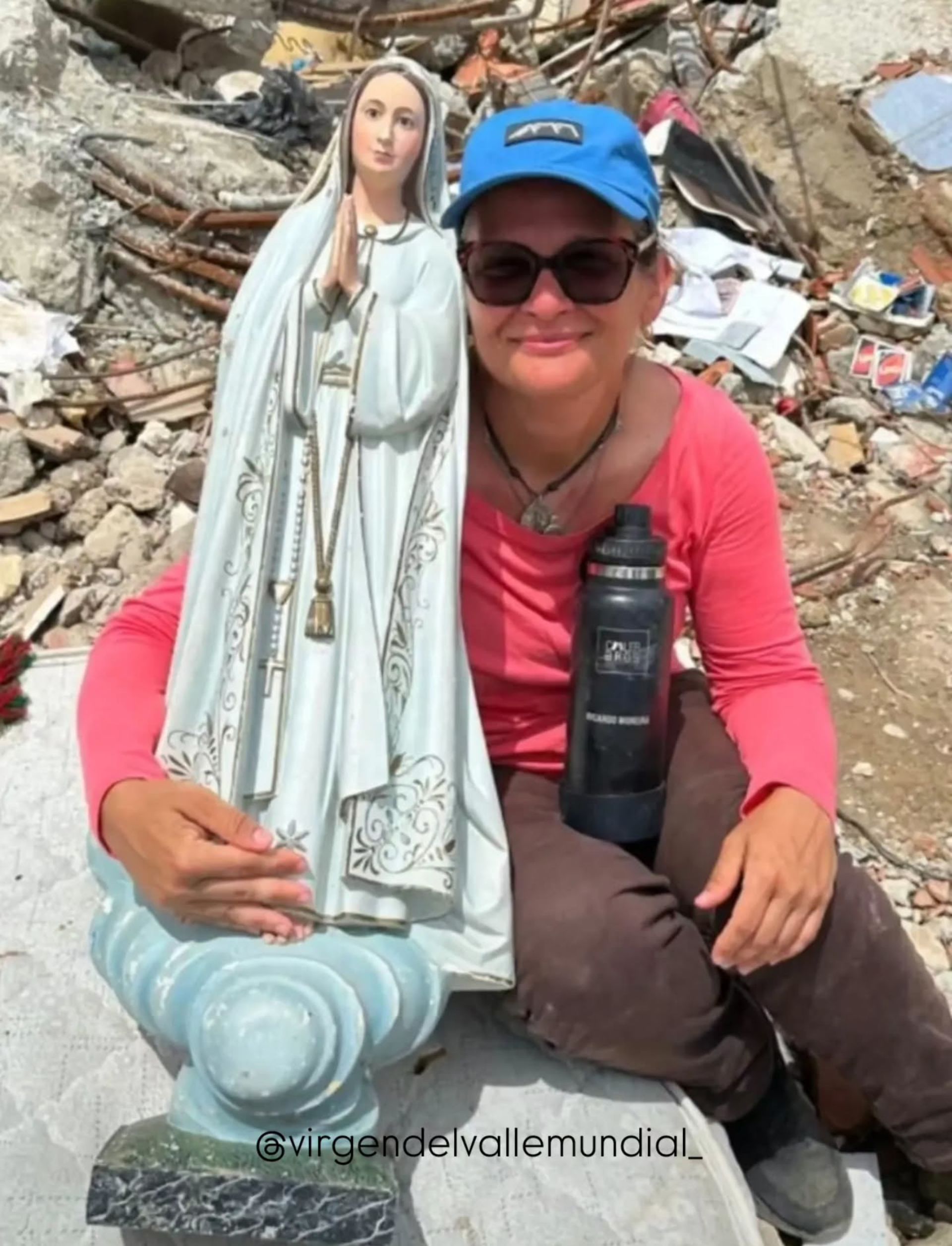 María Elena after recovering intact from the rubble a statue of Our Lady of Fatima which belonged to the Luso-Venezuelan Center of Vargas | Credit: Courtesy of María Elena Rocha