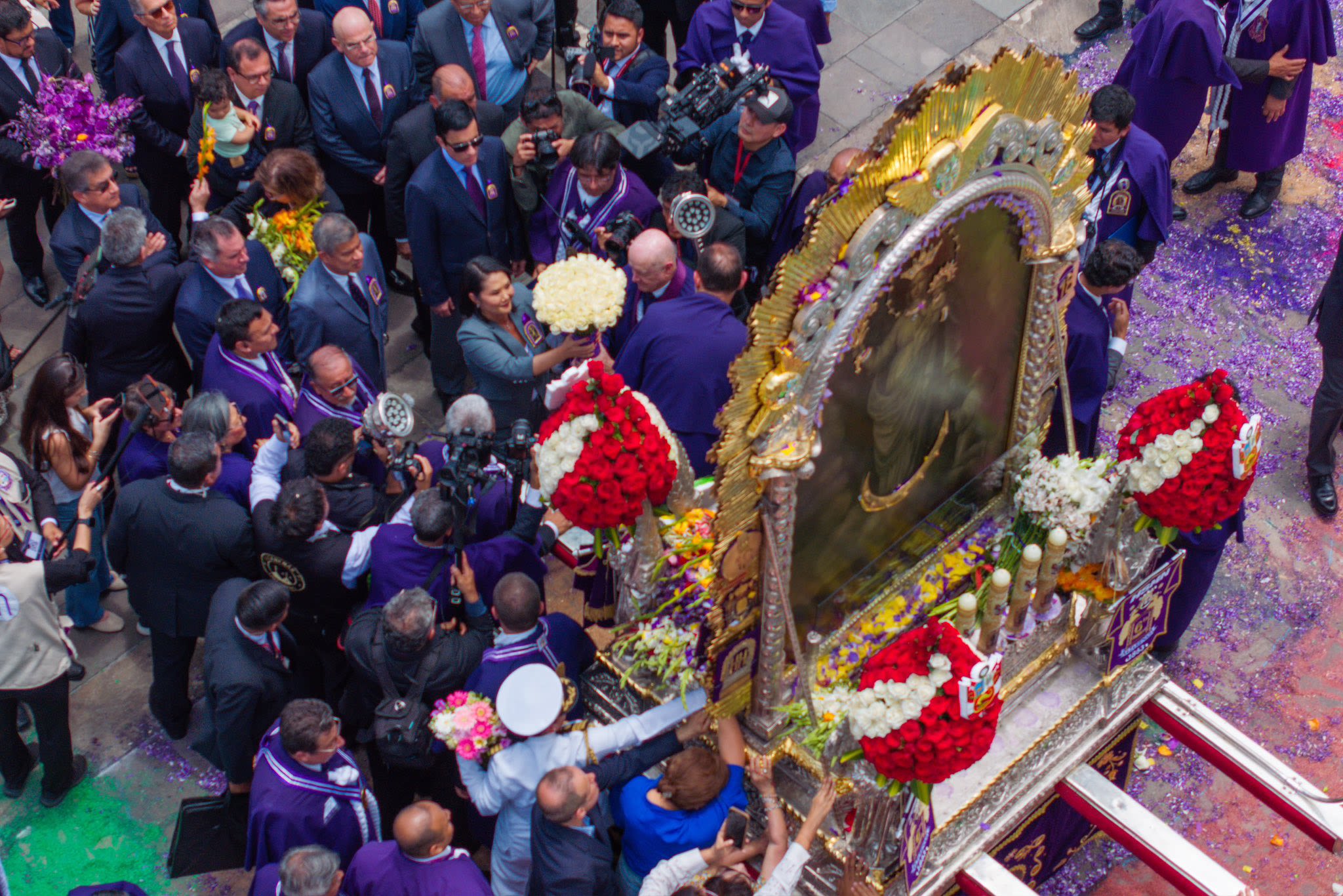President Keiko Fujimori pays homage to the Lord of Miracles in the courtyard of the Government Palace, Oct. 19, 2026. | Credit: ©ANDINA/Editora Perú