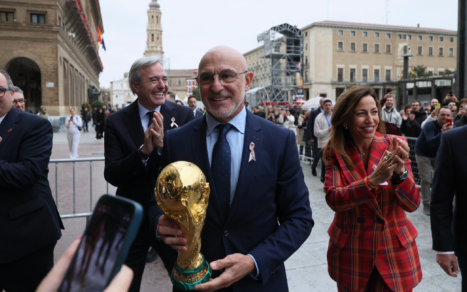 Luis de la Fuente, Jorge Azcón, and Natalia Chueca bring the World Cup trophy to the Virgin of the Pillar. | Credit: Zaragoza City Council